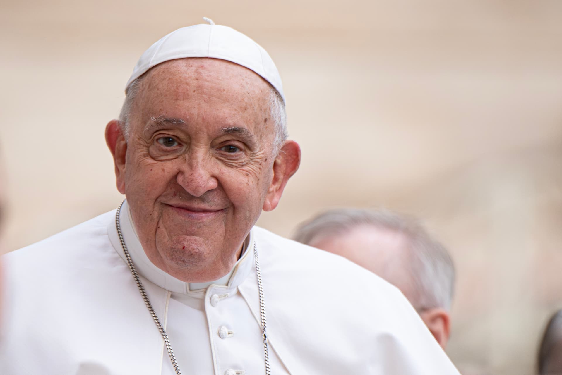 El Papa Francisco sonriendo durante una audiencia