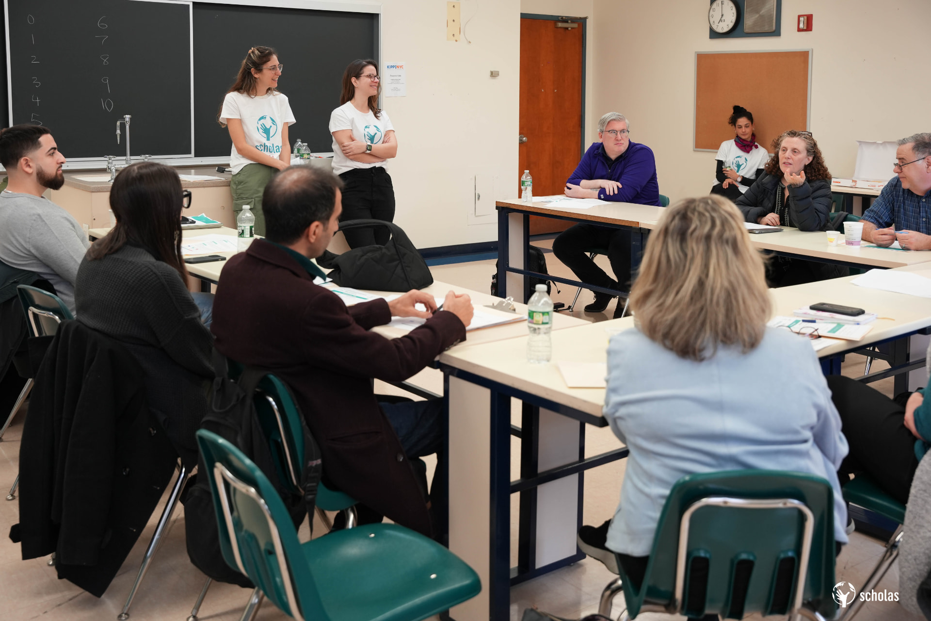 Docentes y familias participando de un encuentro de Scholas en una escuela de Nueva York