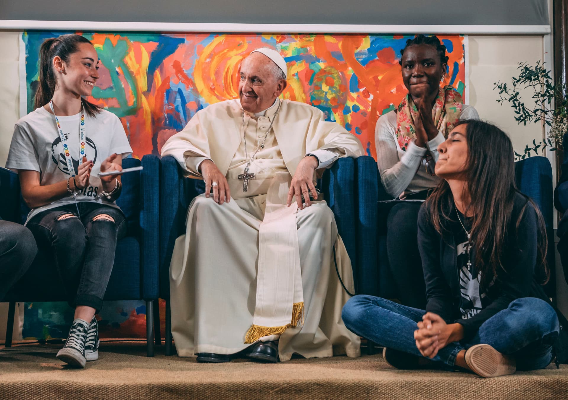 El Papa Francisco junto a jóvenes de Scholas